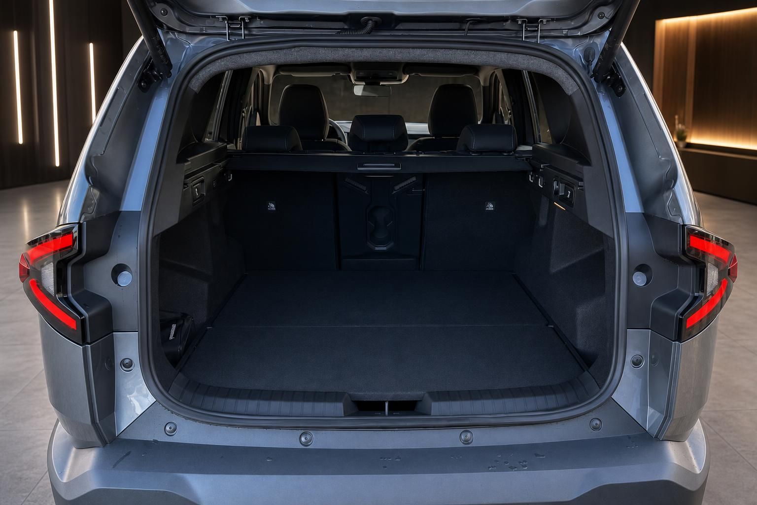 Kofferraum eines SUVs mit geöffneter Heckklappe und umgeklappten Rücksitzen für maximalen Stauraum
