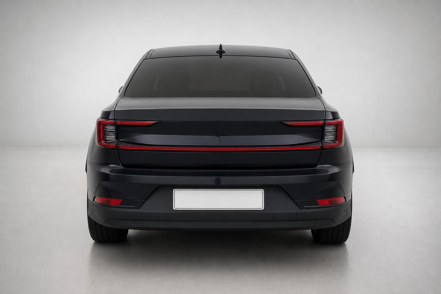 Polestar 2 schwarz Heckansicht direkt von hinten