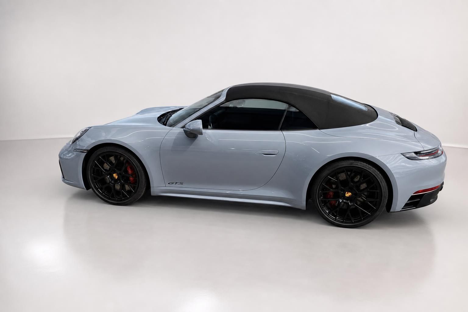 Porsche 911 GTS Cabrio grau, Seitenansicht mit geschlossenem Verdeck