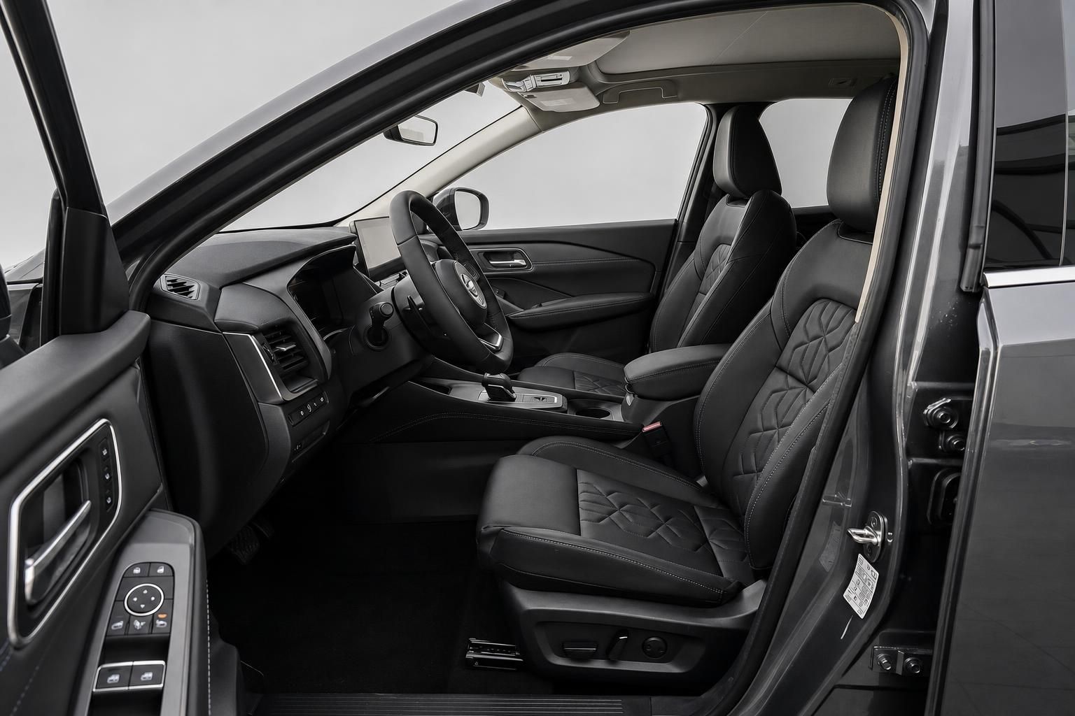 Nissan Innenraum Fahrersitz und Armaturenbrett Detailansicht