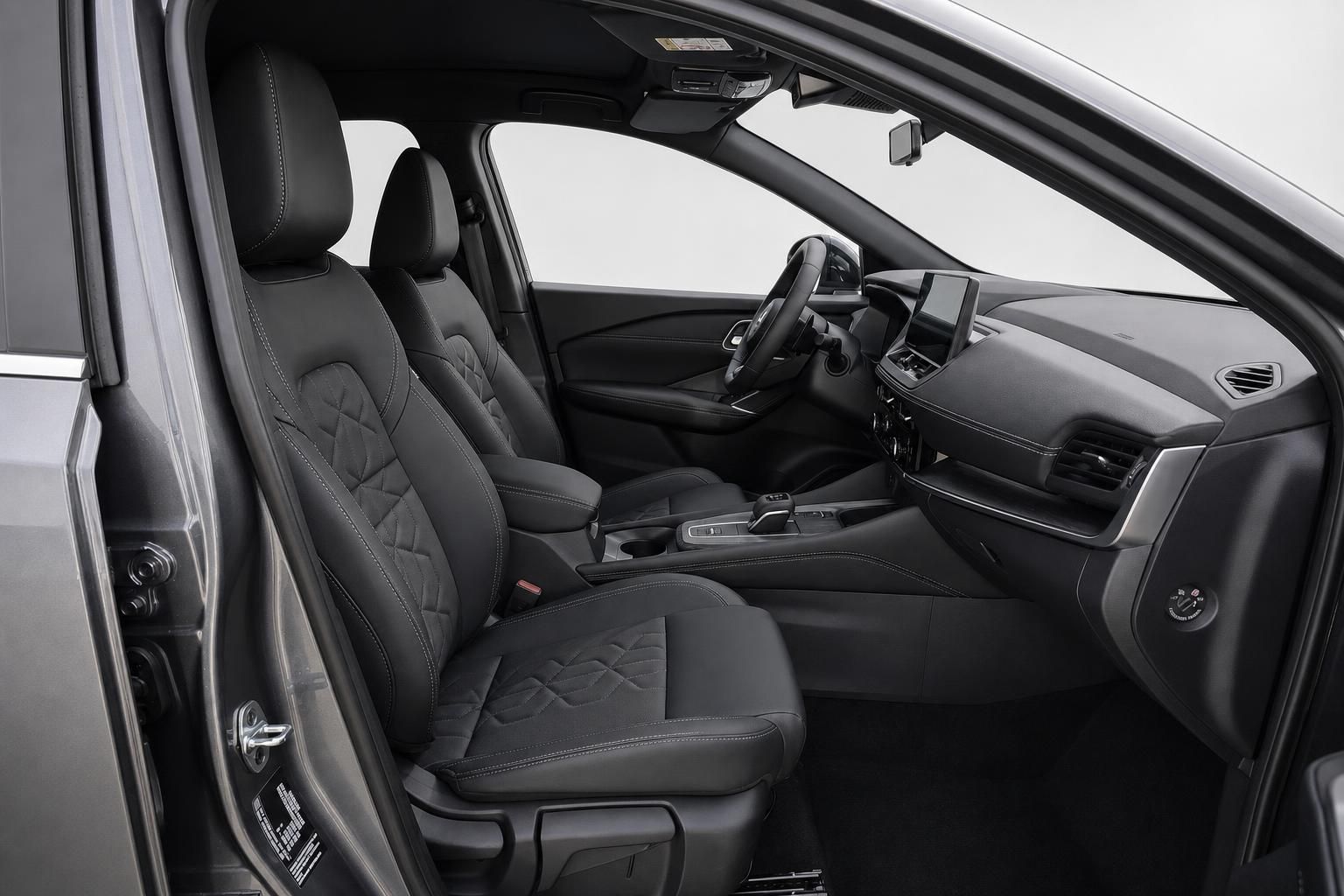Nissan Qashqai Innenraum mit schwarzen Ledersitzen und Cockpit
