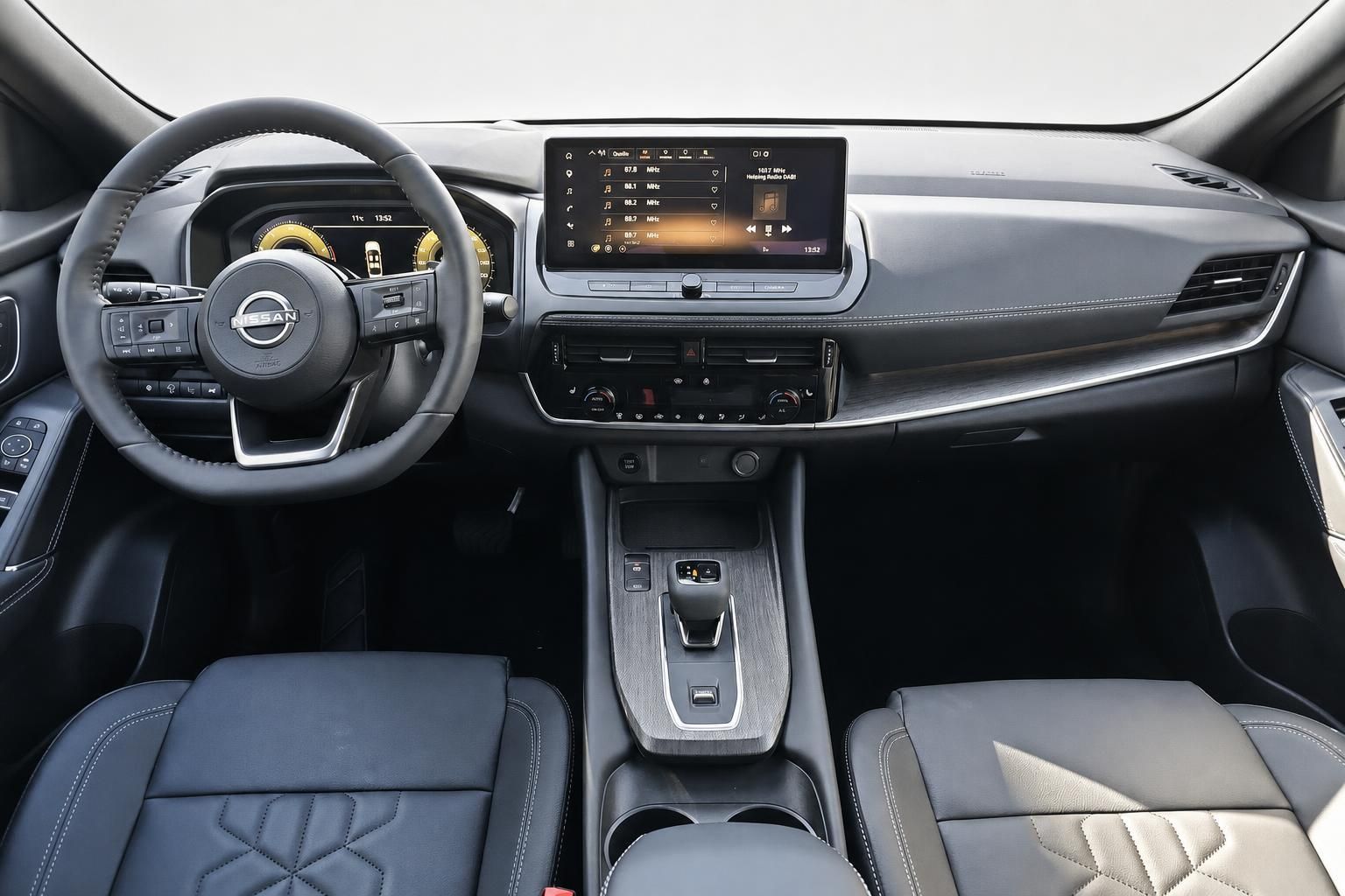 Nissan Cockpit mit Lenkrad und Touchscreen Infotainment System