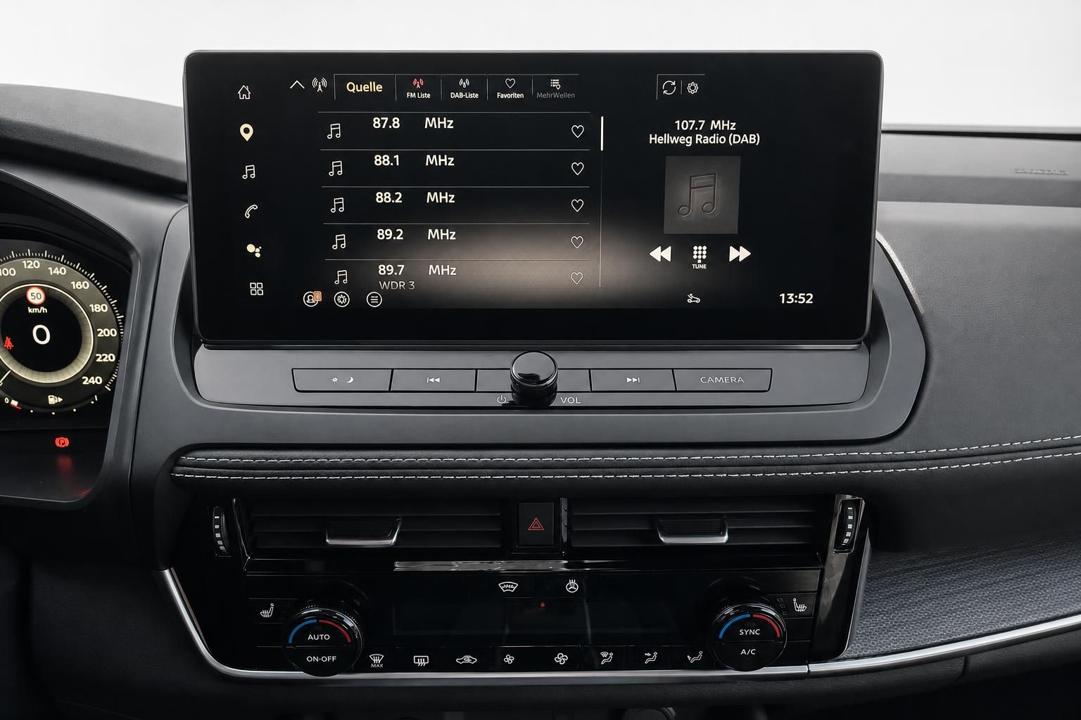 Touchscreen Display mit Radiosender im Nissan Fahrzeug Cockpit
