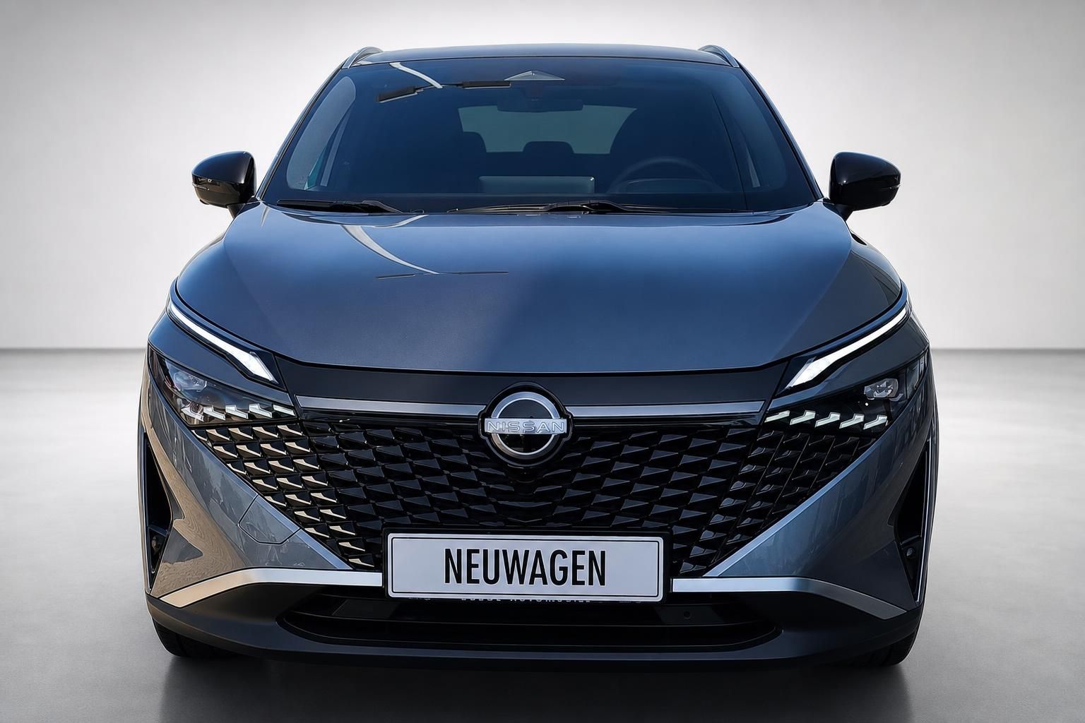Nissan Qashqai Frontansicht mit Kuehlergrill und LED-Scheinwerfern