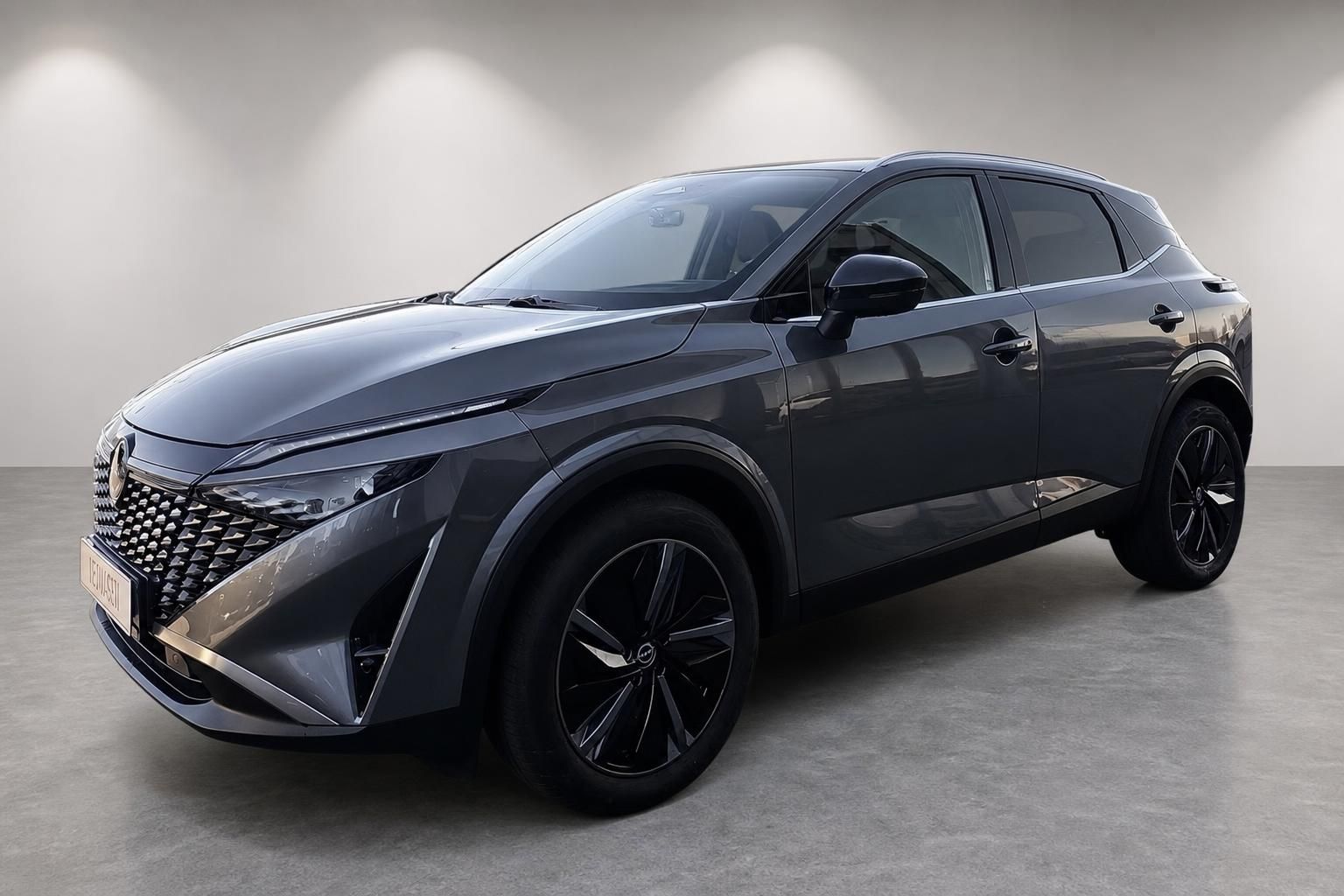 Nissan Qashqai in Anthrazit, Frontansicht schraeg im Studio
