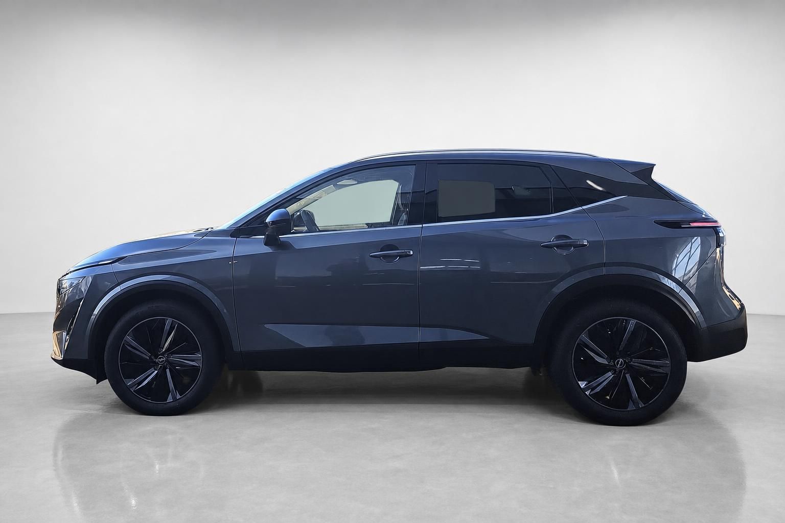Nissan Qashqai Seitenansicht in Grau vor weissem Hintergrund