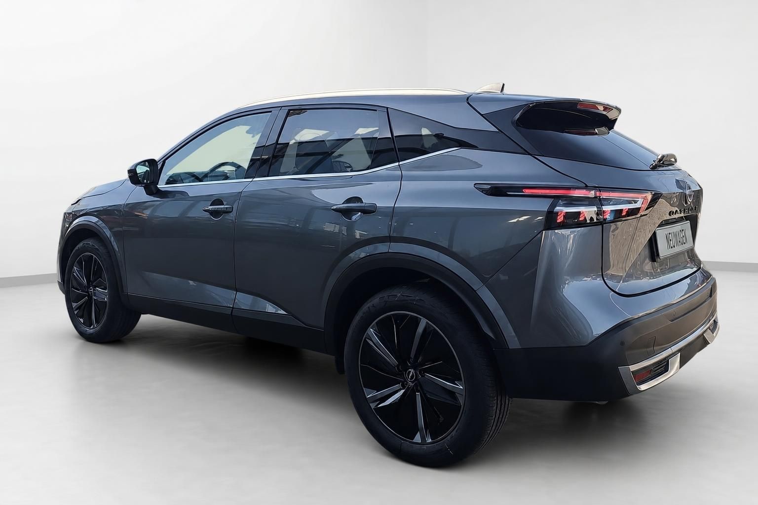 Nissan Qashqai Heckansicht seitlich mit Panoramadach in Grau