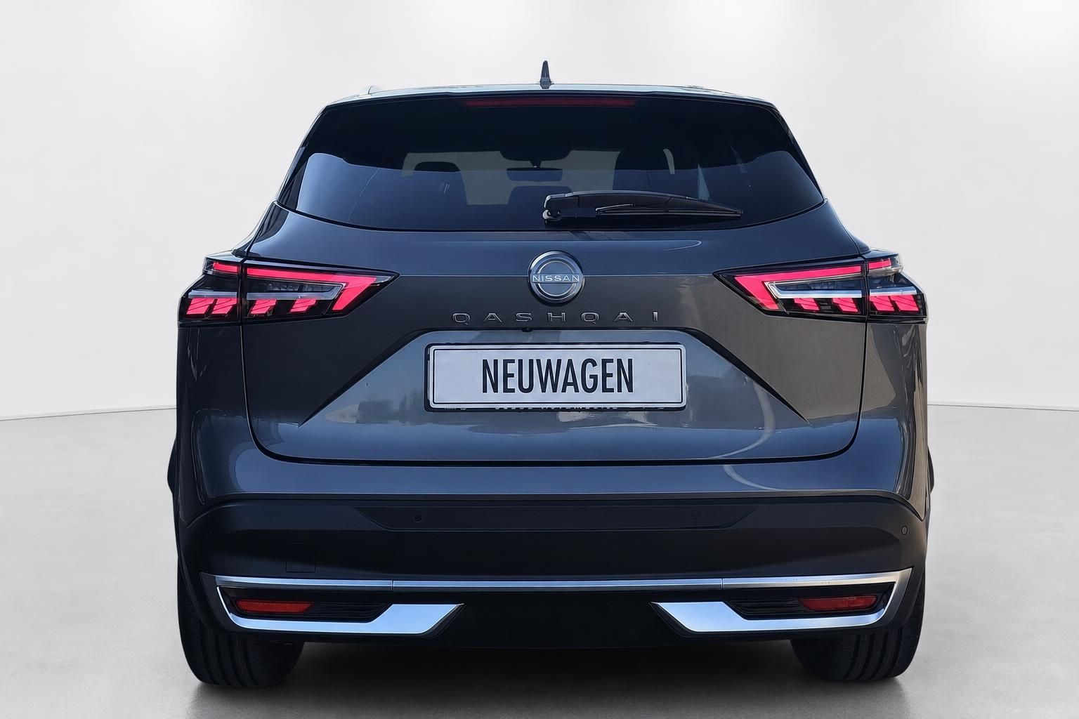 Nissan Qashqai schwarz Heckansicht Neuwagen Studio