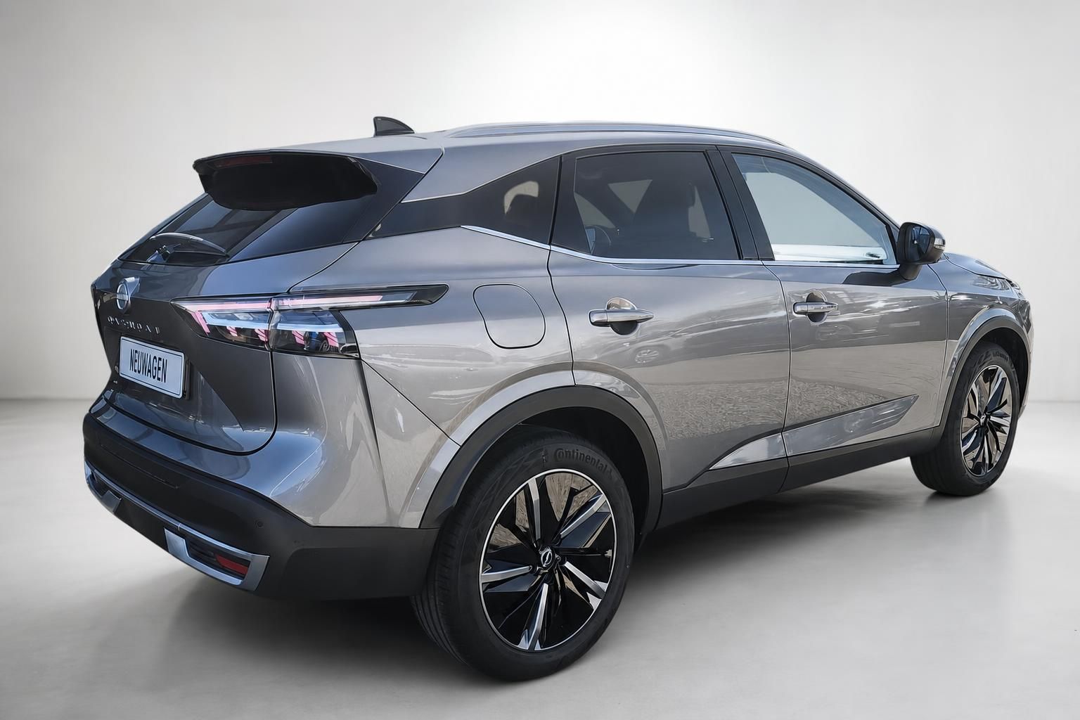 Nissan Qashqai grau Heckansicht schraeg Neuwagen