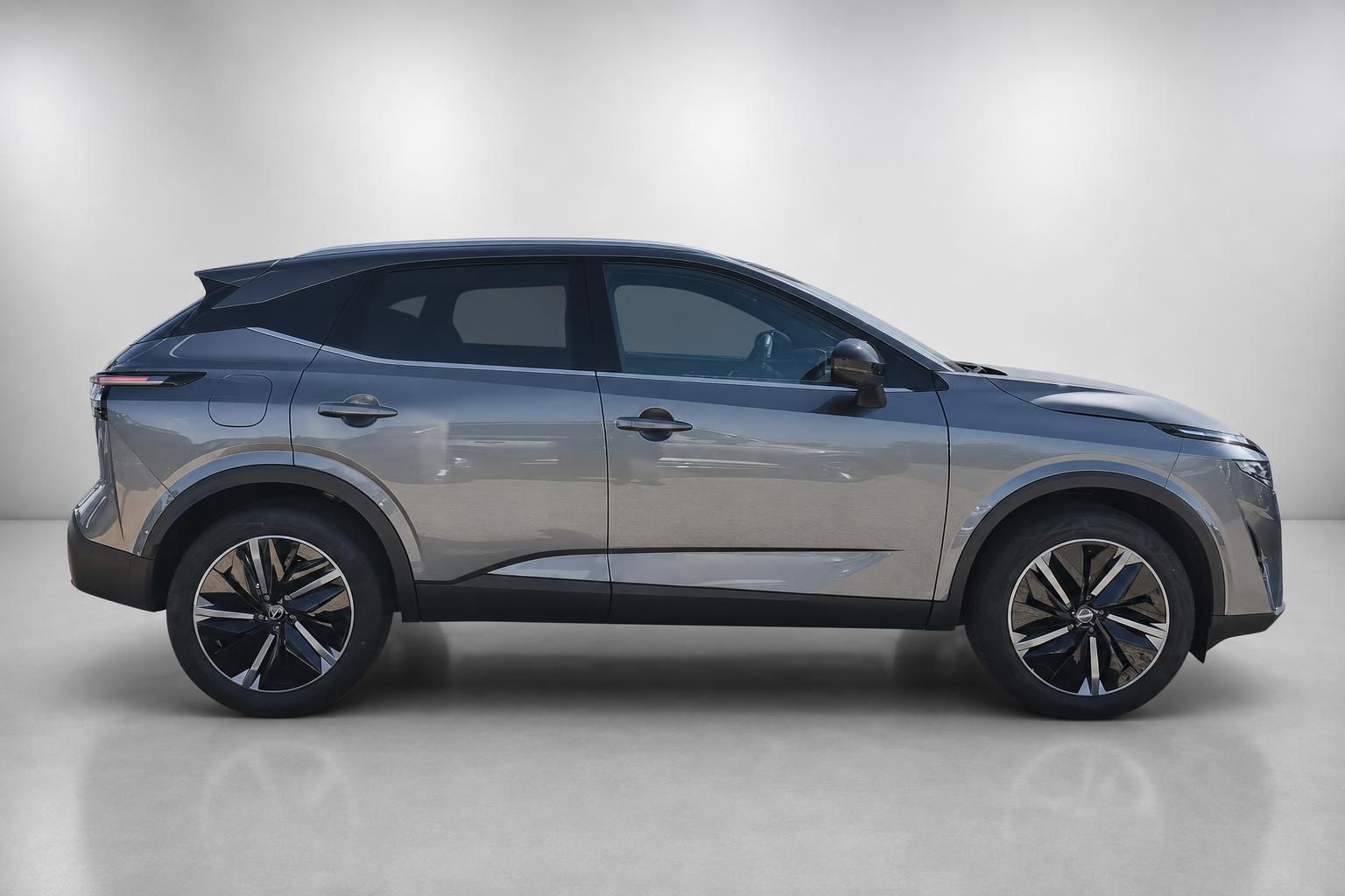 Nissan Qashqai grau Seitenansicht Studioaufnahme