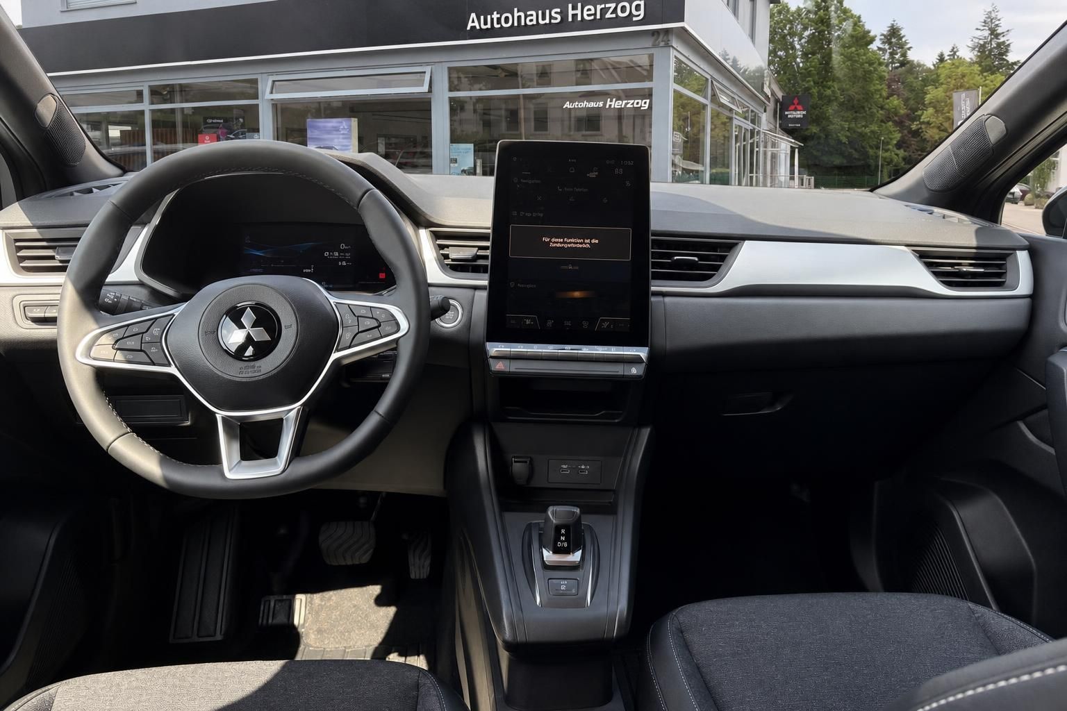 Cockpit Mitsubishi mit Lenkrad und Infotainment-Display