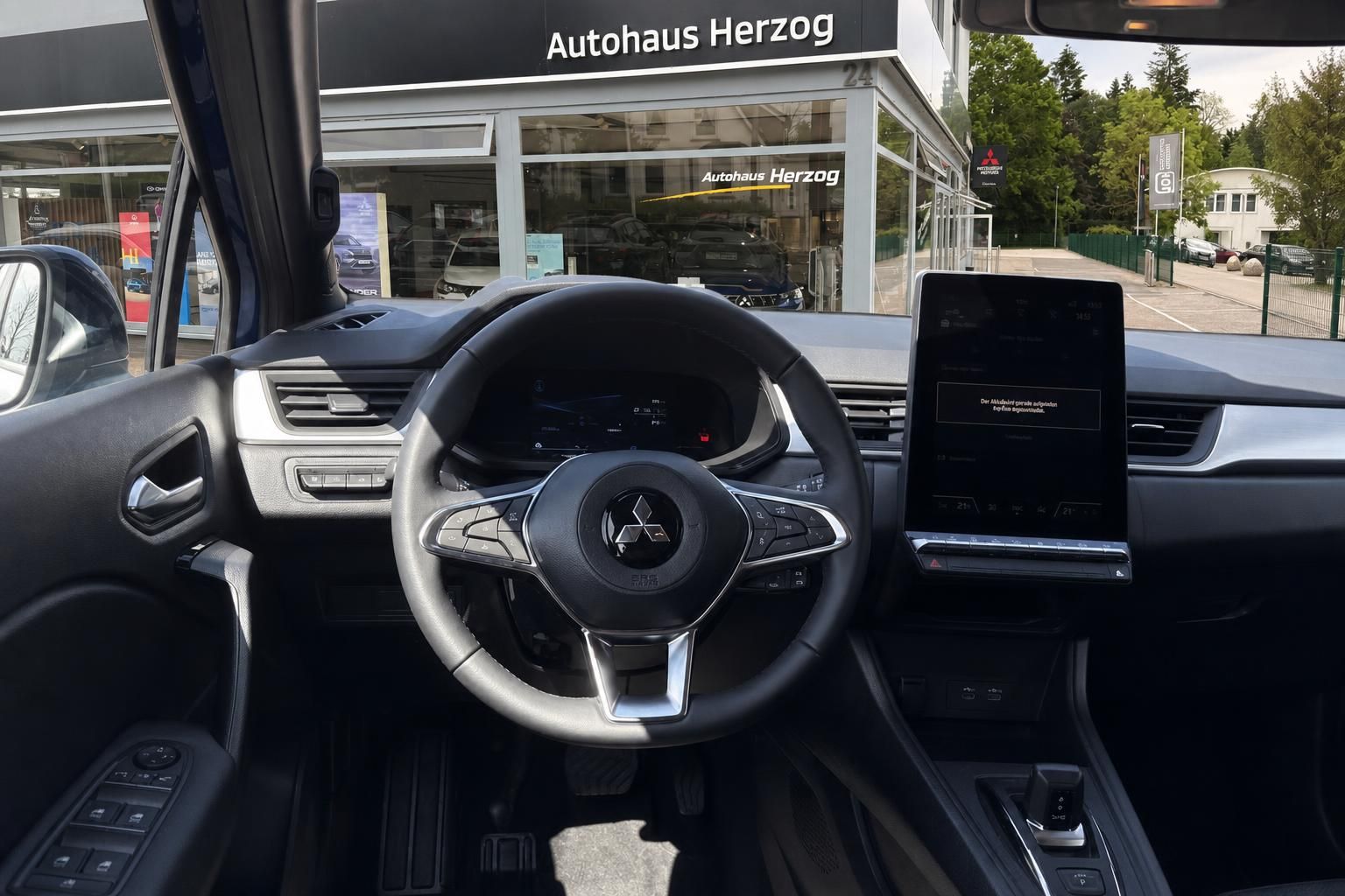 Cockpit mit Lenkrad und Touchscreen im Mitsubishi Innenraum