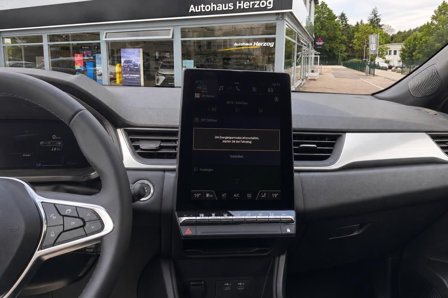 Digitales Cockpit mit Touchscreen und Klimabedienung im Fahrzeug
