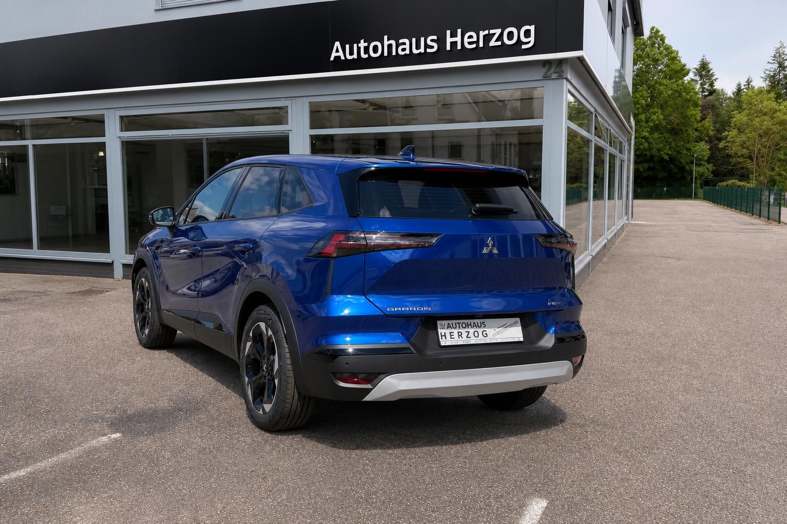 Mitsubishi Grandis blau Heckansicht schraeg beim Haendler