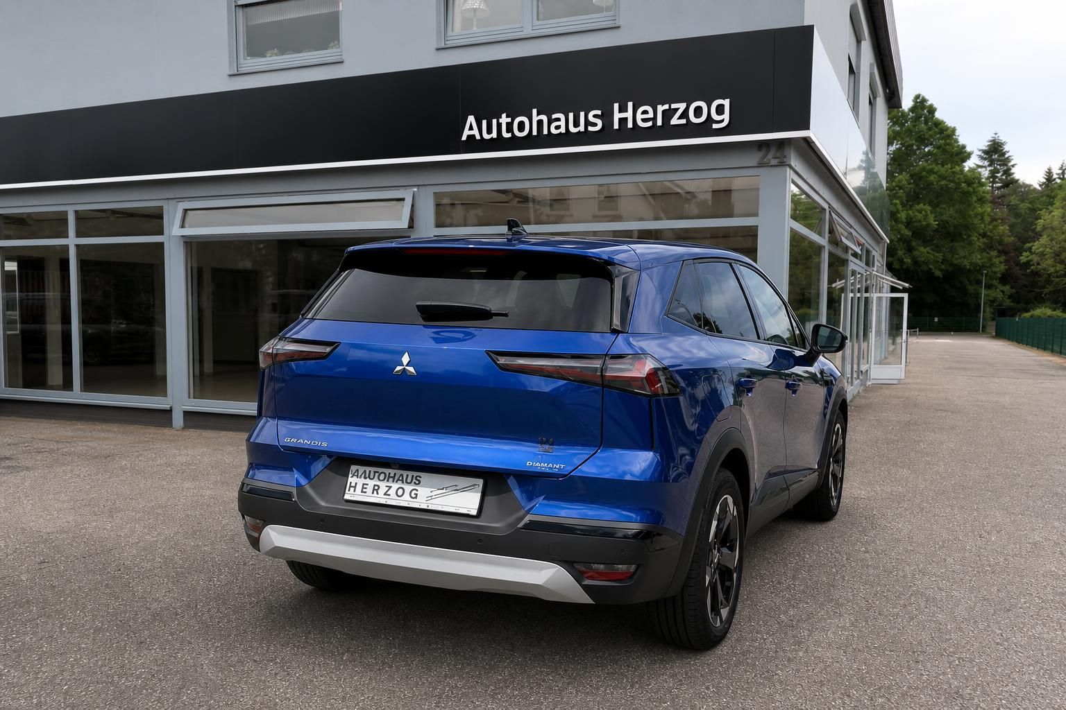 Mitsubishi Grandis Diamant blau Heck schraeg vor Autohaus