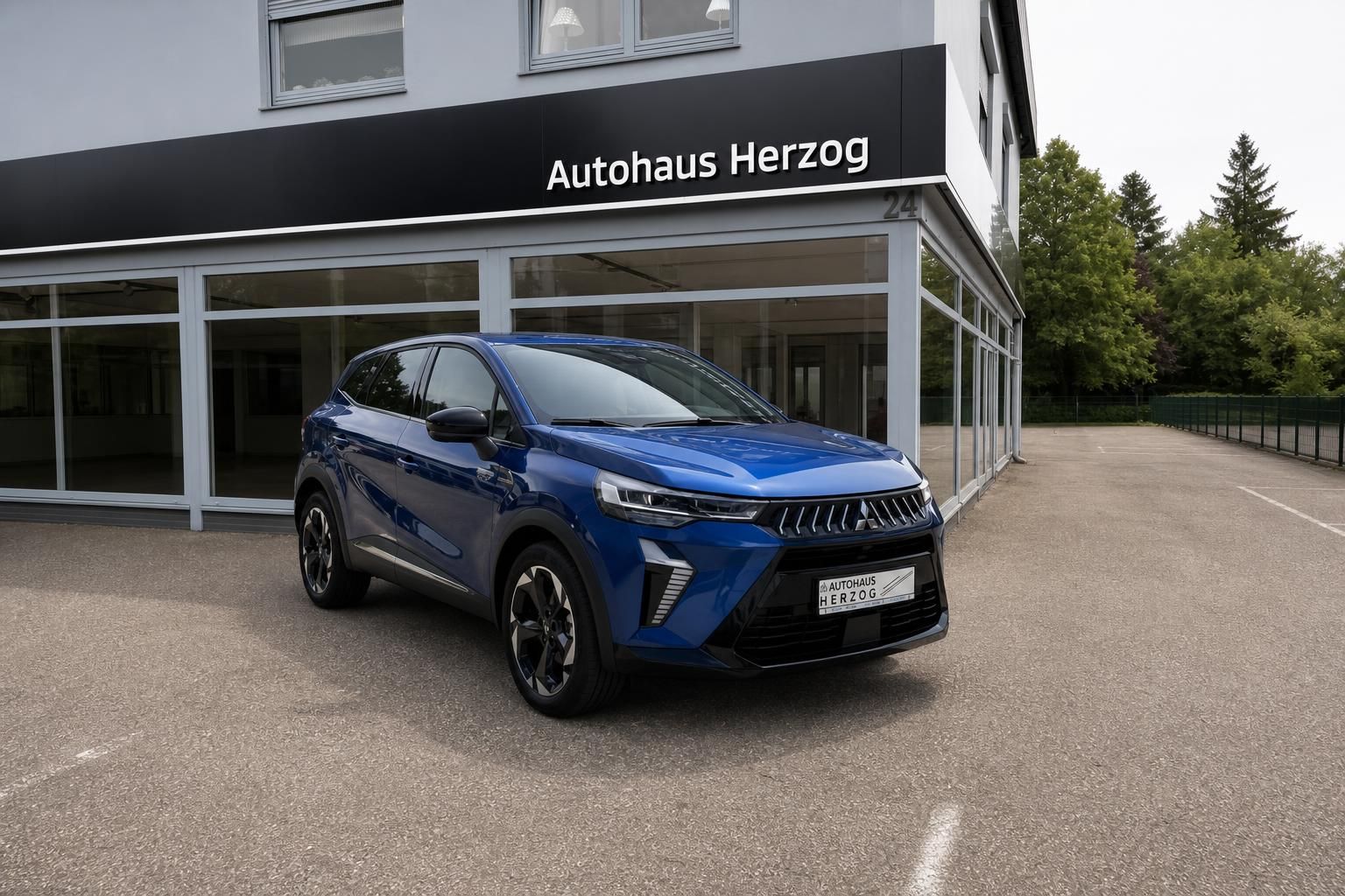 Blauer Mitsubishi SUV Seitenfrontansicht Autohaus Herzog