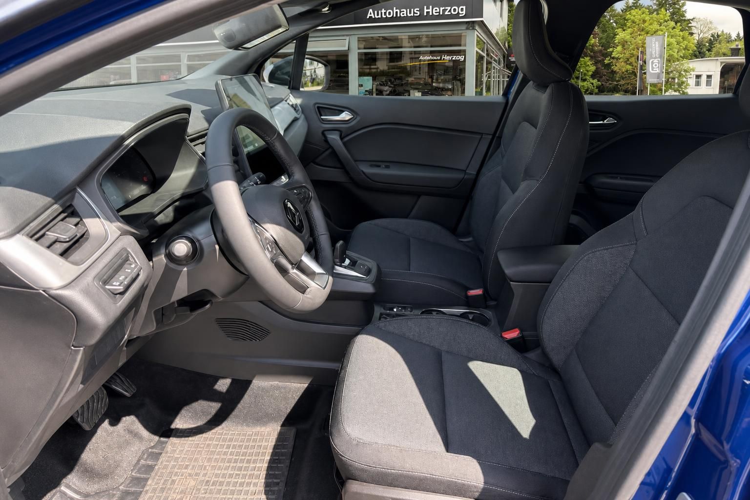 Innenraum Mitsubishi SUV mit Cockpit und Vordersitzen