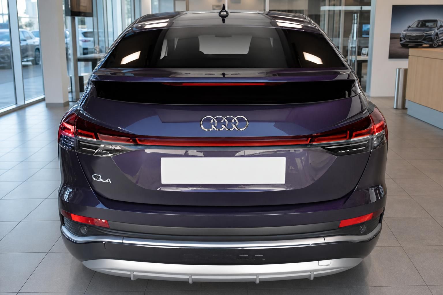 Audi Q4 Heckansicht mit Audi Logo und LED-Rueckleuchten