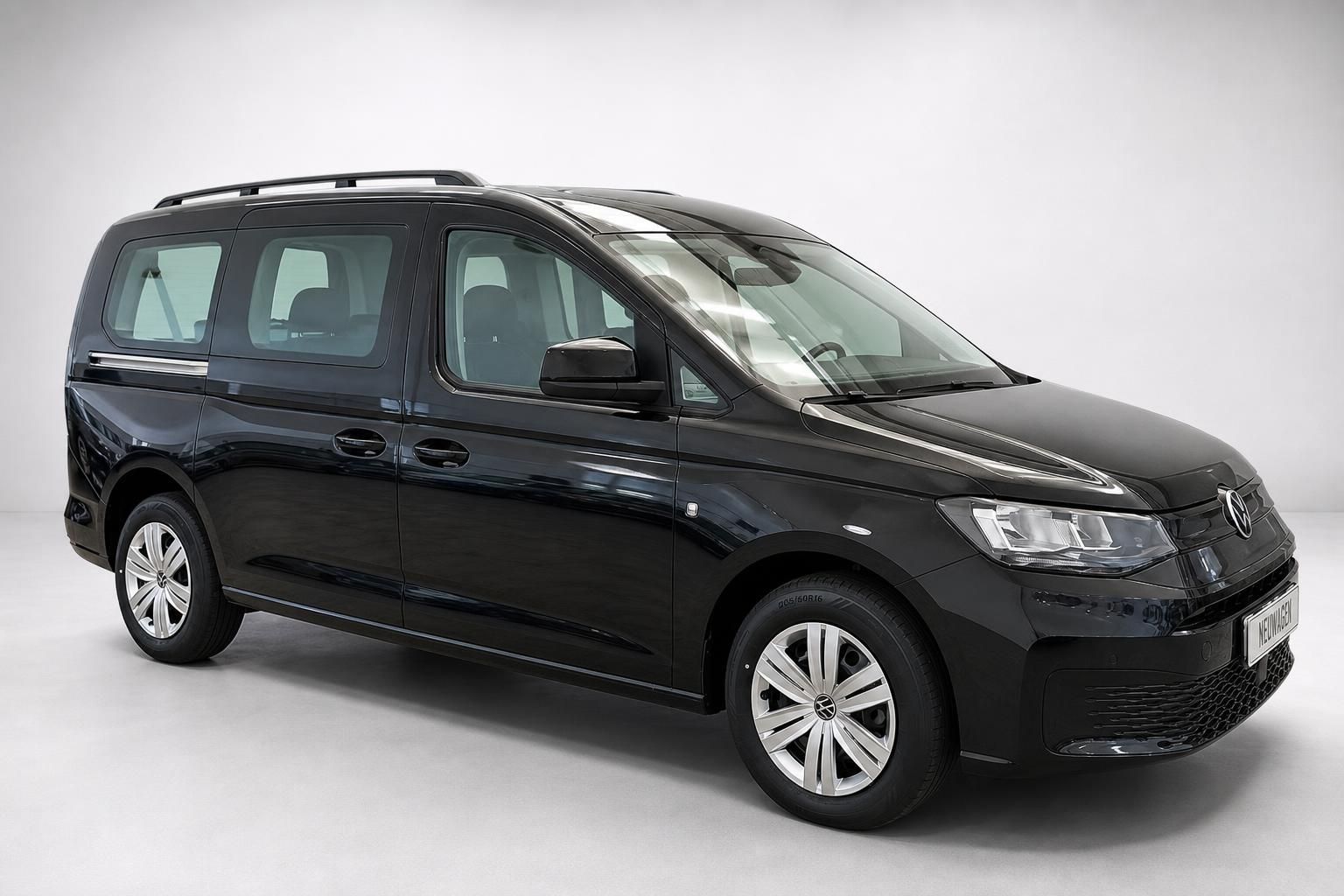 VW Caddy Neuwagen schwarz, Seitenansicht mit Panoramadach und Alufelgen