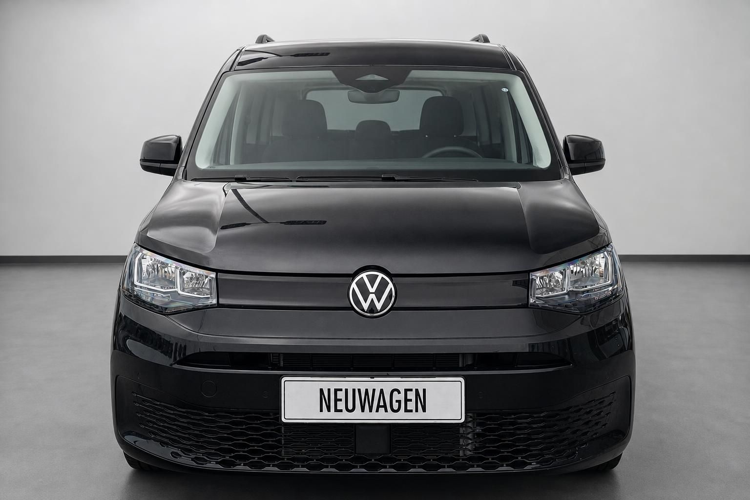 VW Caddy Neuwagen schwarz, Frontansicht im Studio fotografiert