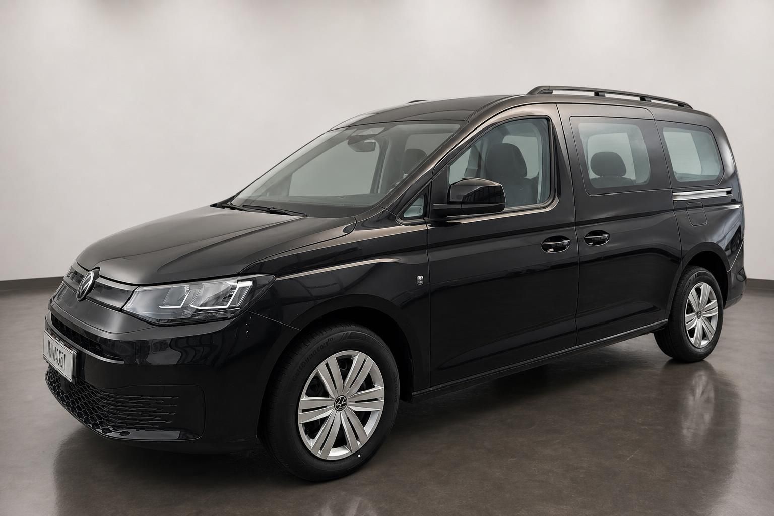 VW Caddy Maxi schwarz Frontansicht Seitenperspektive Neuwagen