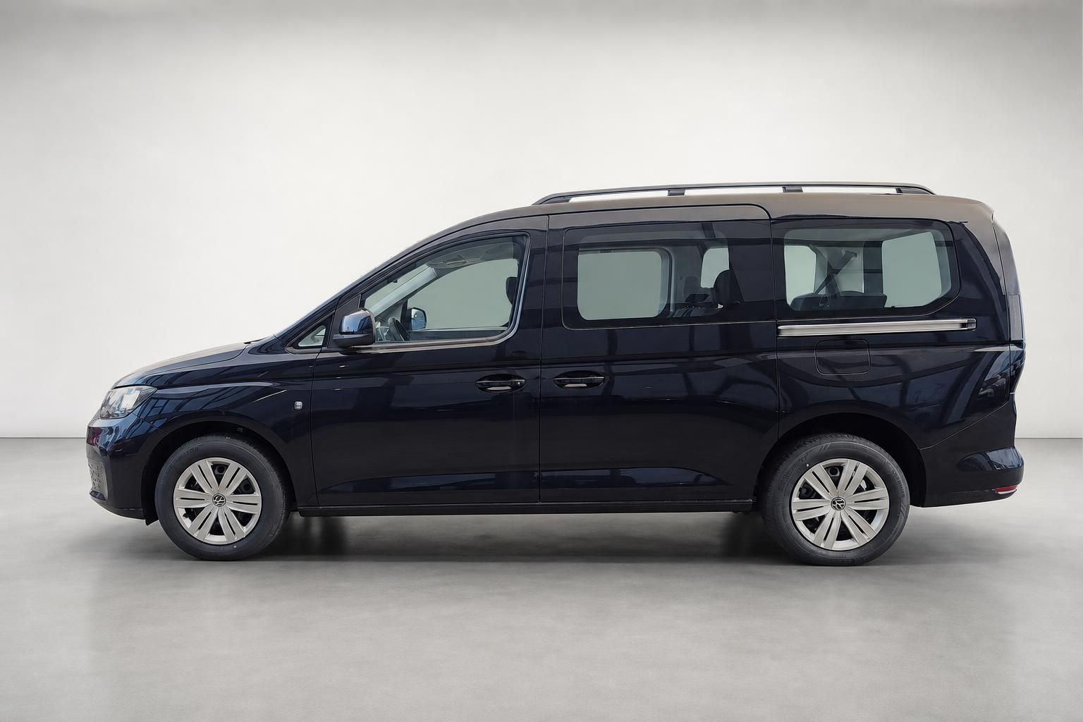 VW Caddy Maxi dunkelblau Seitenansicht Studioaufnahme