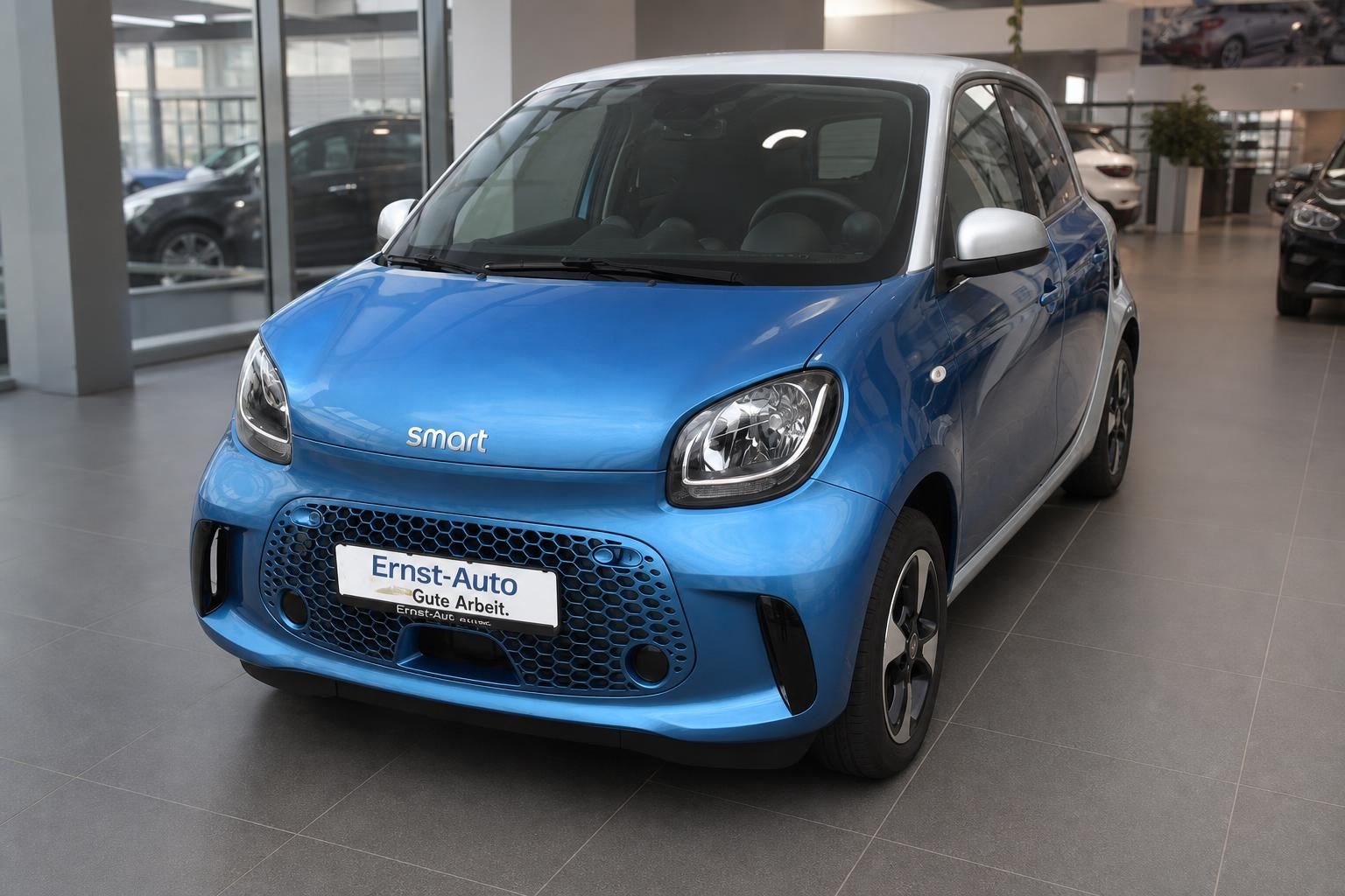 Smart Forfour blau-silber Frontansicht im Autohaus Ernst-Auto