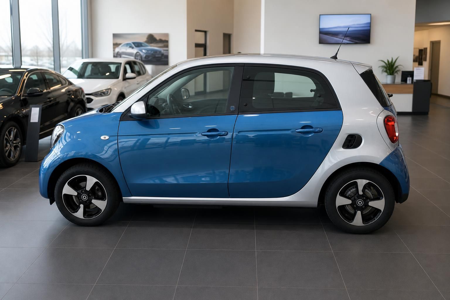 Smart Forfour blau-silber Seitenansicht im Autohaus Showroom