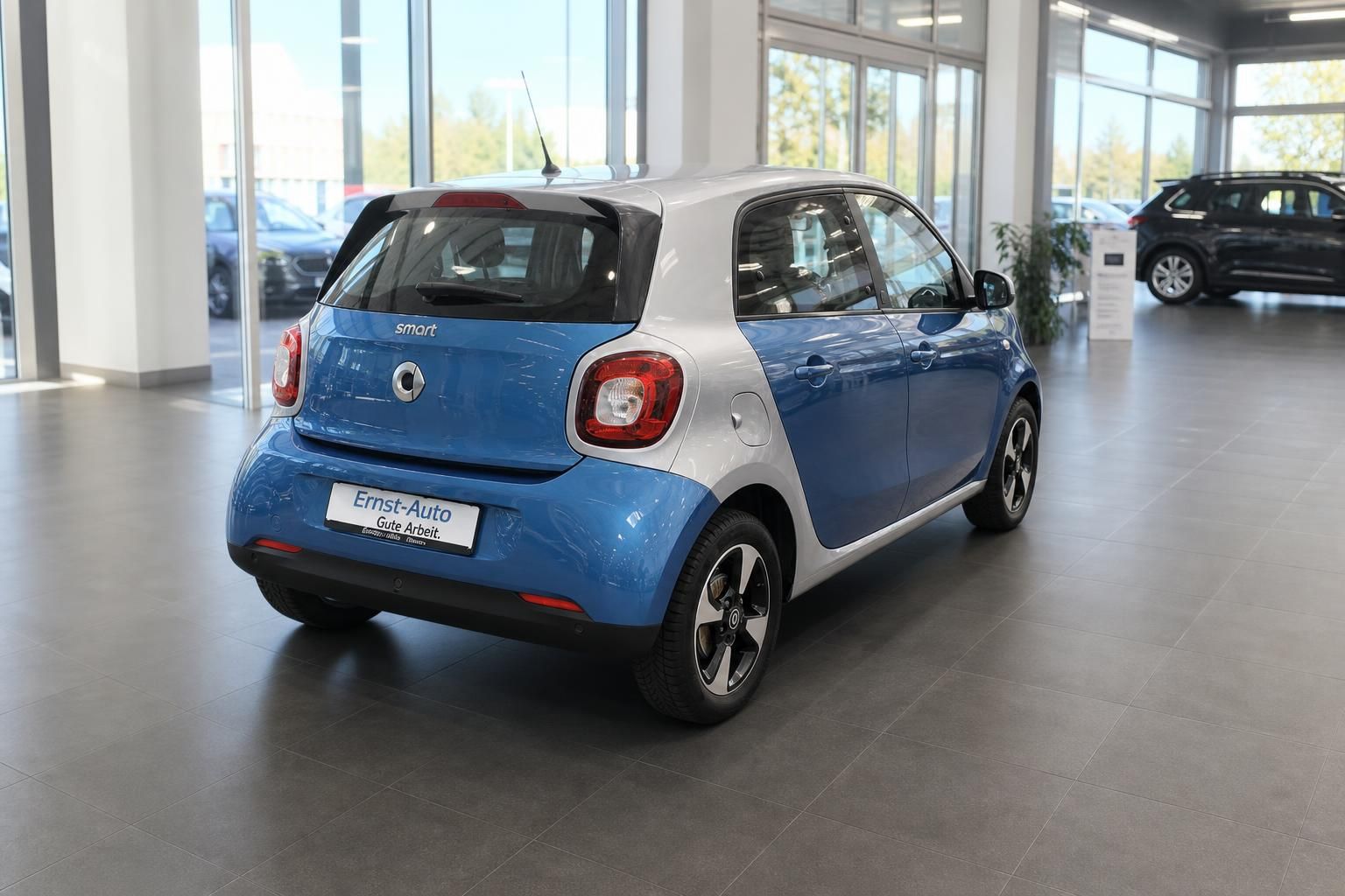 Smart Forfour blau-silber Heckansicht bei Ernst-Auto