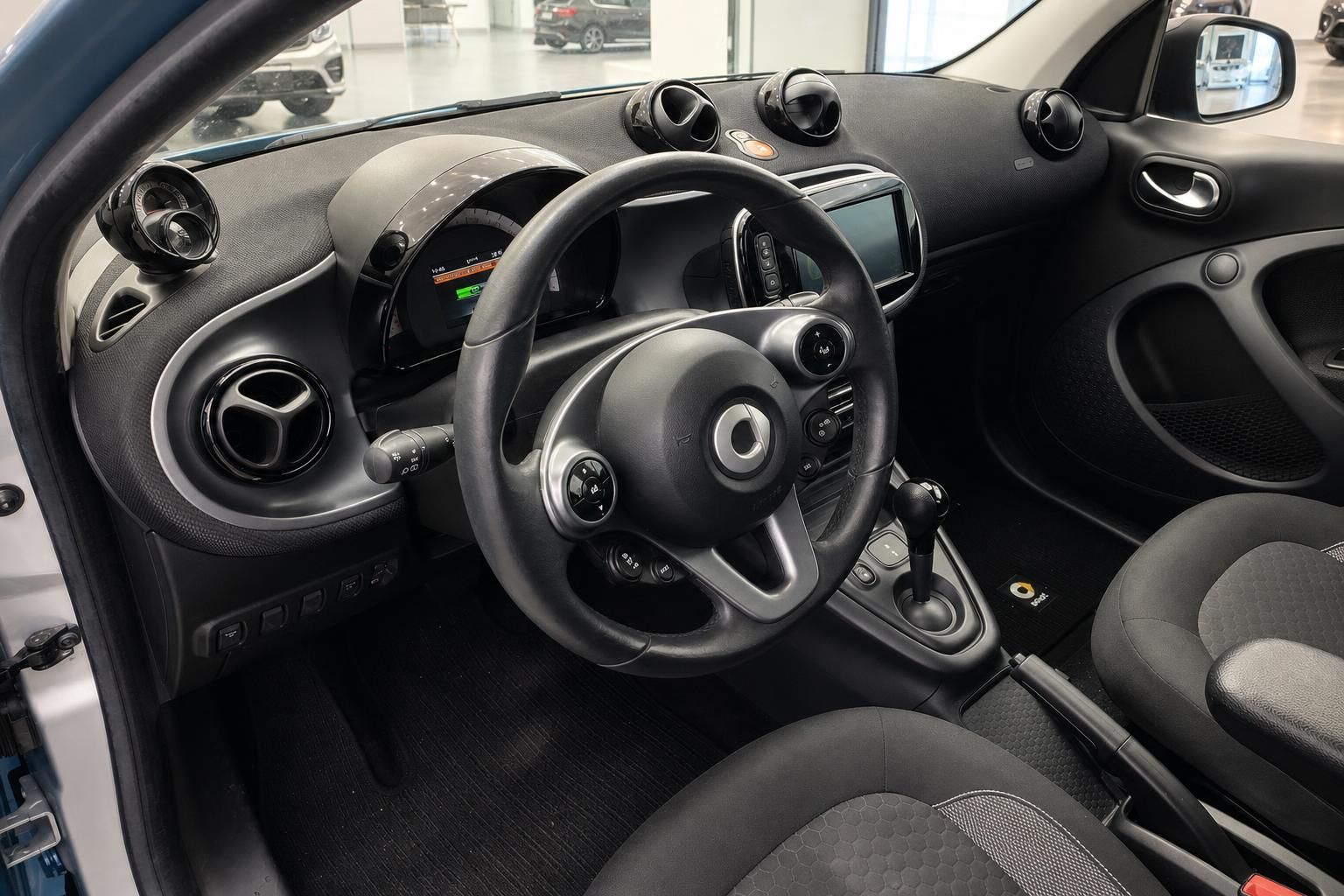 Smart Forfour Innenraum Cockpit mit Lenkrad und Armaturen