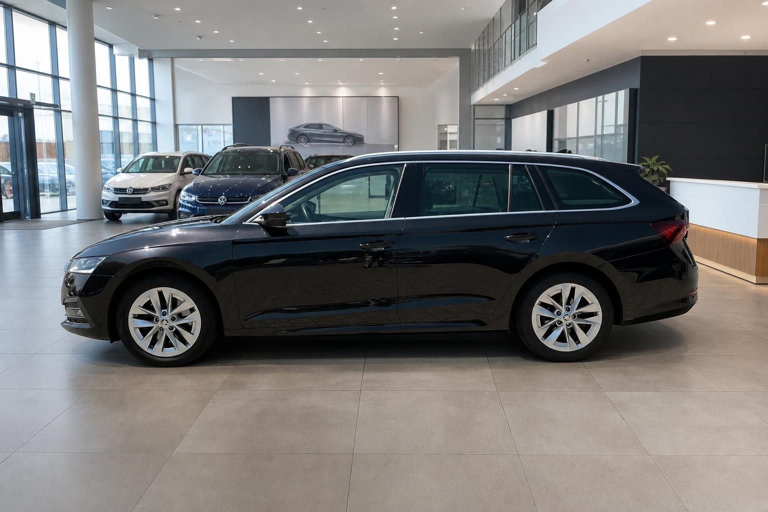Skoda Octavia Combi schwarz, Seitenansicht im Autohaus Showroom