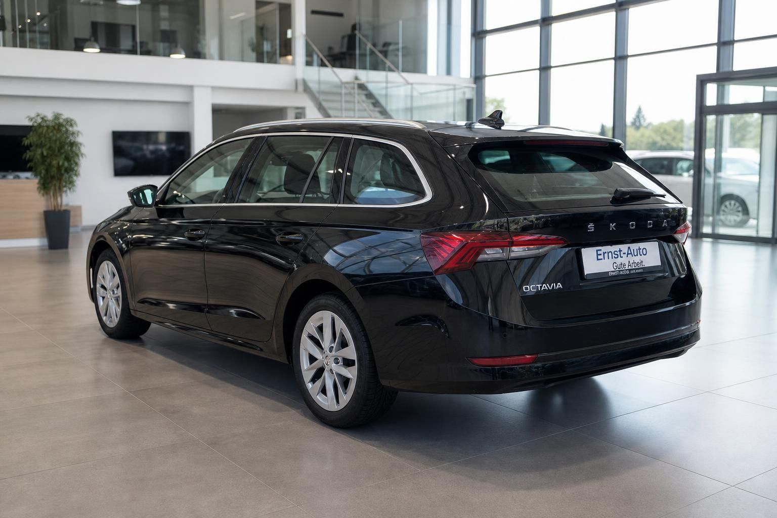 Skoda Octavia Combi schwarz, Heckansicht mit Kennzeichenhalter Ernst-Auto