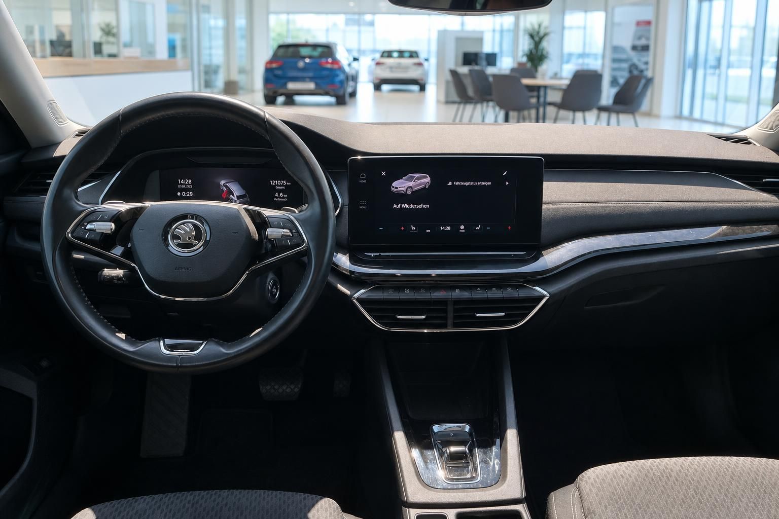 Skoda Octavia Cockpit mit Lenkrad und Infotainment-Display im Detail
