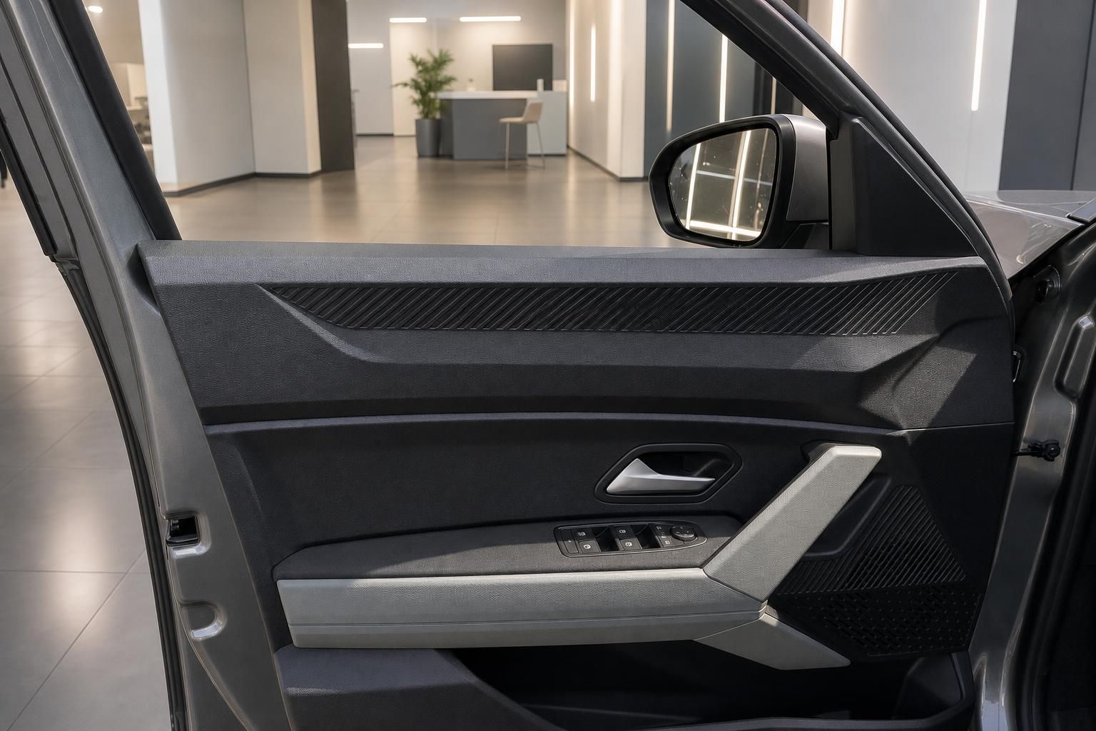 Dacia Duster Türverkleidung mit Seitenspiegel im Autohaus-Showroom