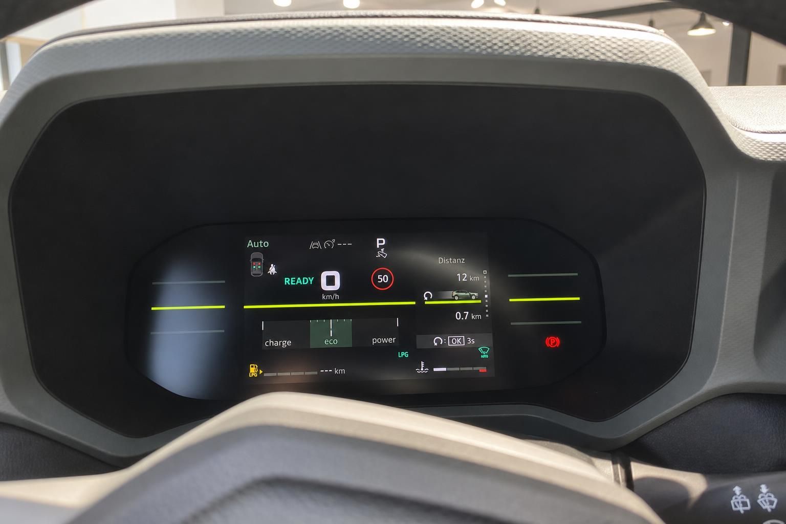 Digitales Kombiinstrument mit Fahrmodusanzeige und Distanzwarnung im Fahrzeug