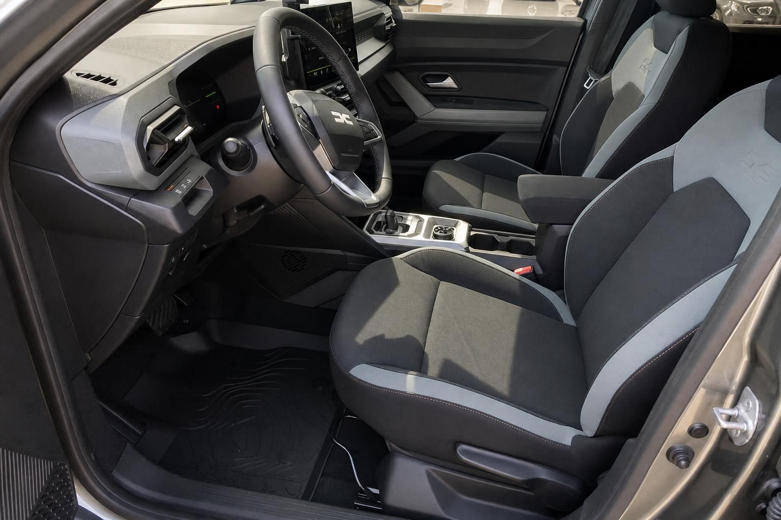 Dacia Duster Innenraum mit Vordersitzen und Cockpit im Detail