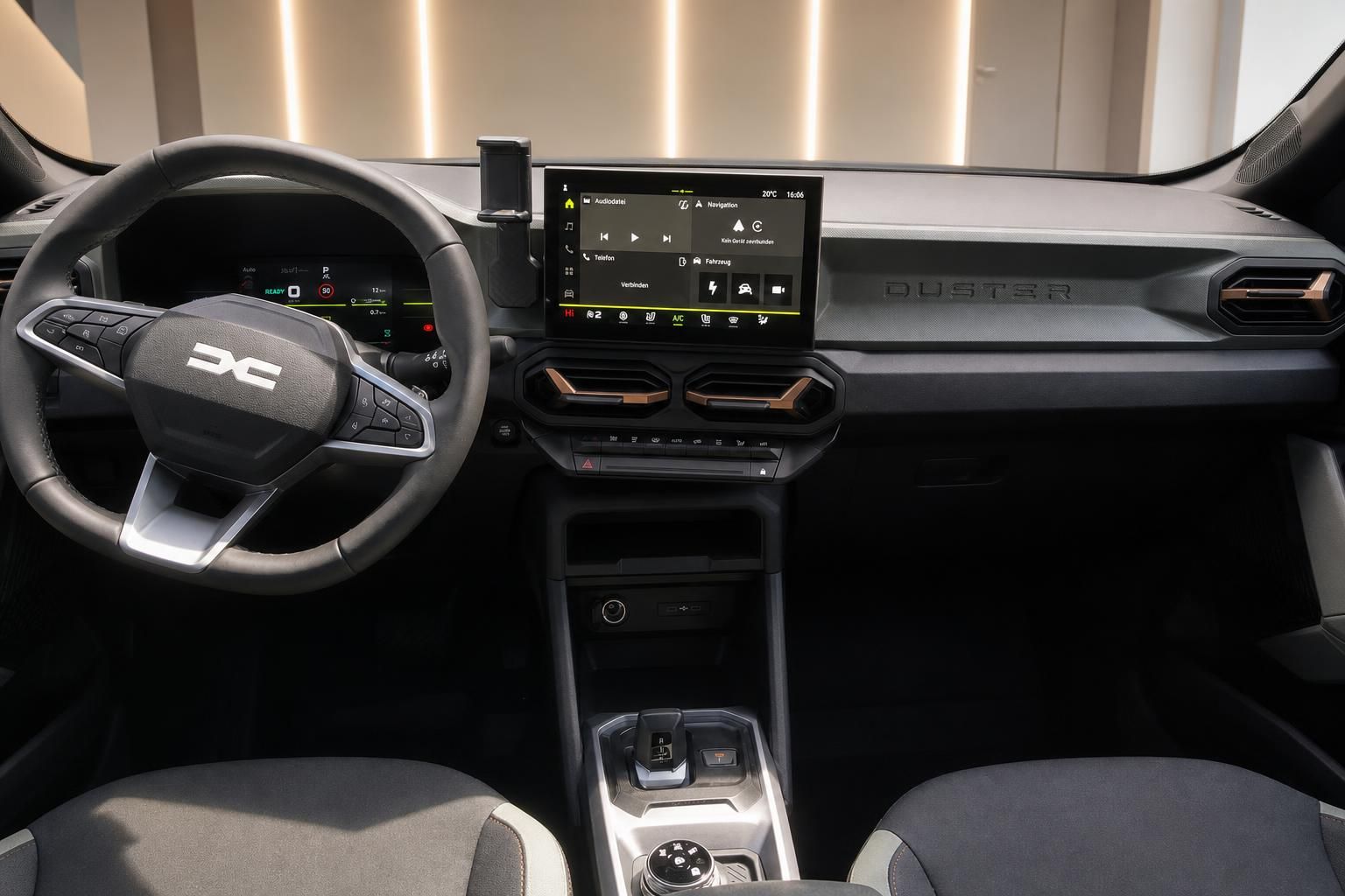 Dacia Duster Cockpit mit Lenkrad und Touchscreen Infotainment