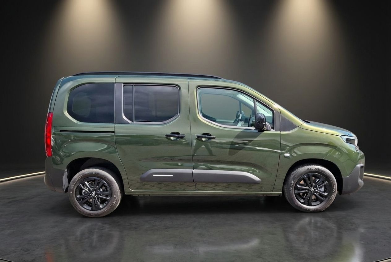 Vauxhall Combo Life in Olivgrün, Seitenansicht, XL-Version mit Panoramafenstern