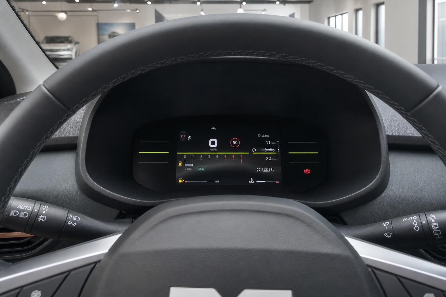 Digitales Kombiinstrument mit Tacho und Fahrerassistenzsystemen im Fahrzeuginnenraum