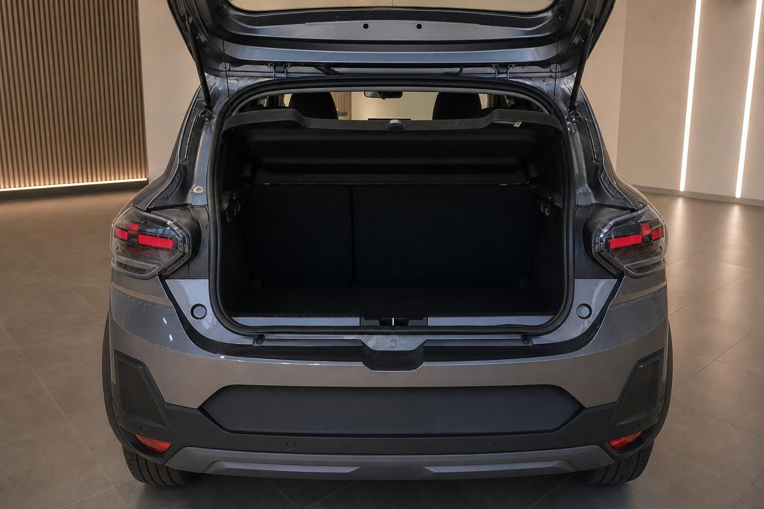 Grauer SUV mit geöffnetem Kofferraum von hinten – geräumiges Laderaumvolumen im Autohaus