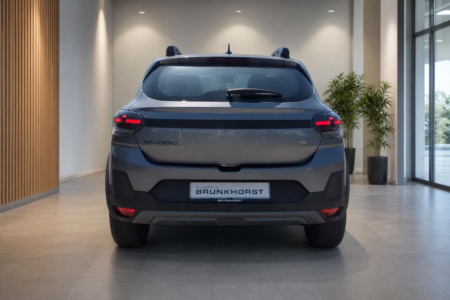 Dacia Sandero Stepway grau Heckansicht im Showroom mit Rückleuchten