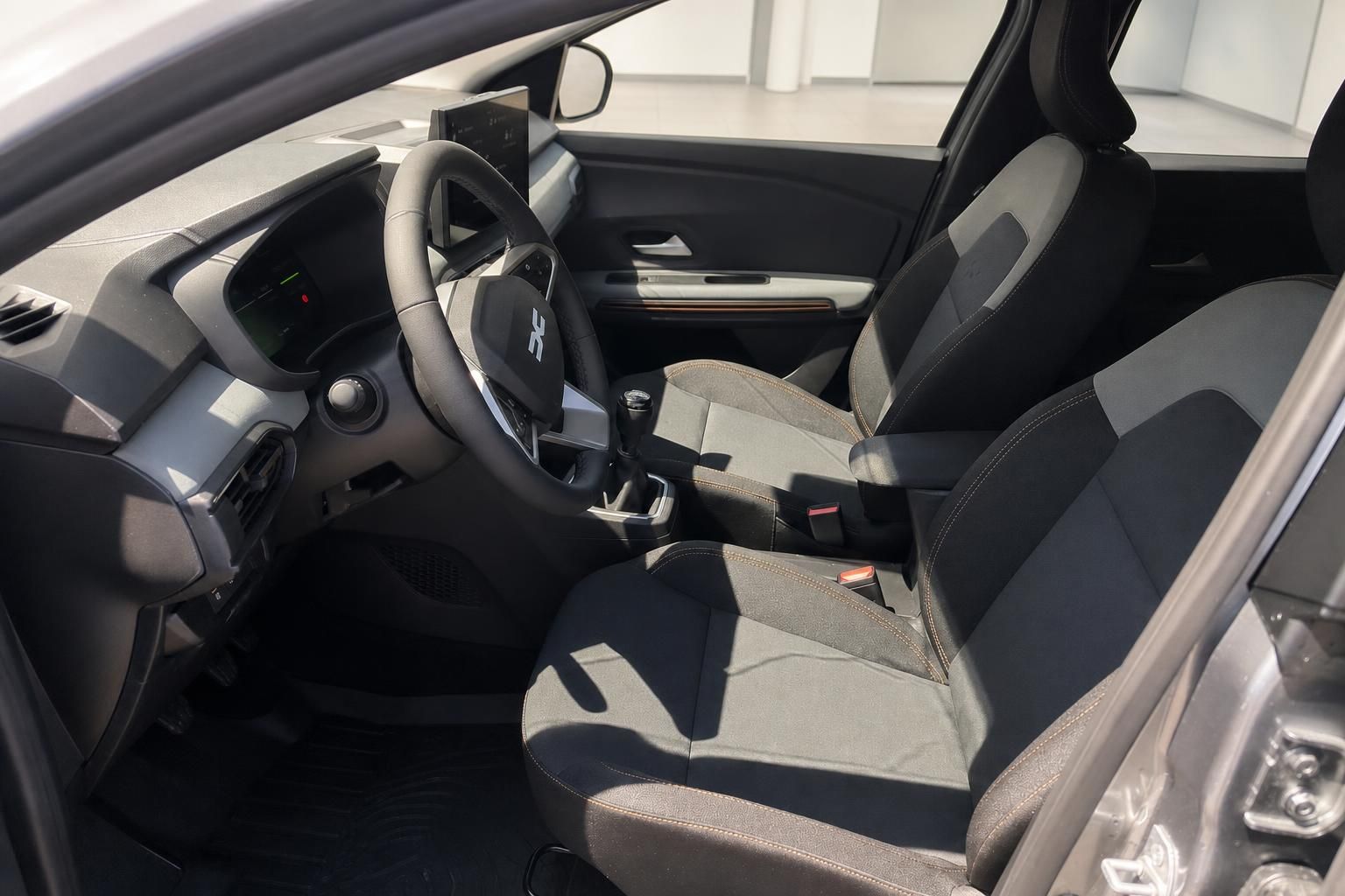 Dacia Sandero Stepway Innenraum Fahrersitz Lenkrad und Cockpit Detailansicht