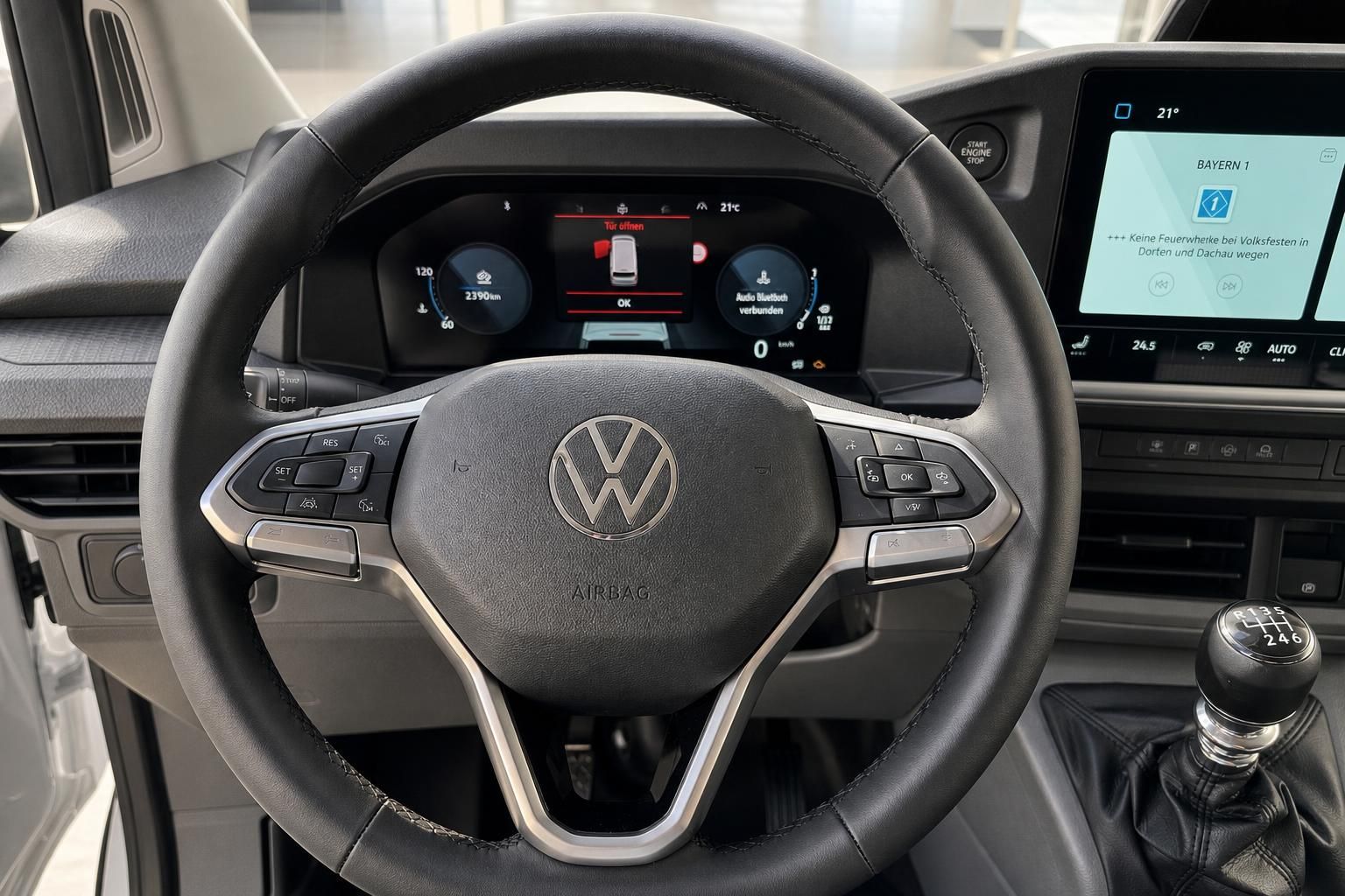 VW Lenkrad mit Multifunktionstasten und digitalem Tacho