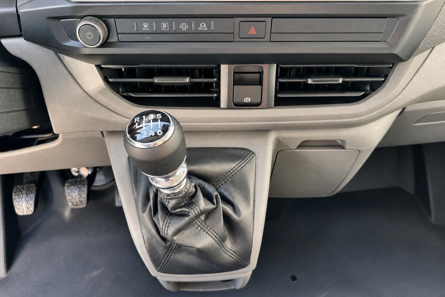 Mittelkonsole mit Schaltknauf und Bedienelementen im Fahrzeuginnenraum