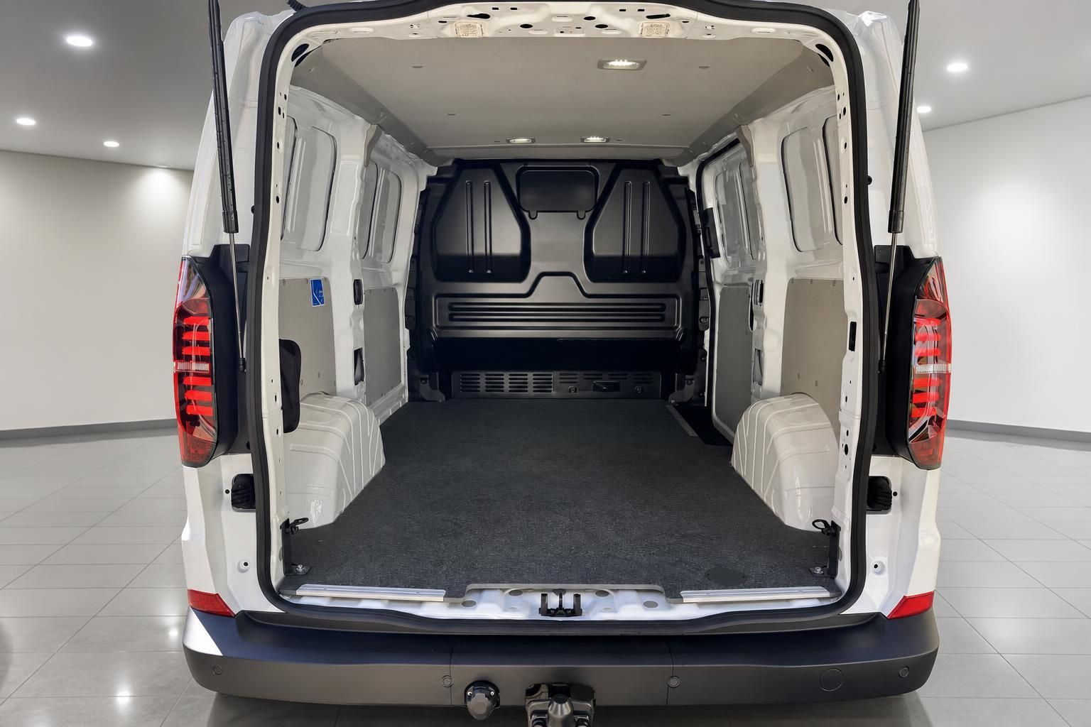 Weißer Transporter mit geöffneten Hecktüren und leerem Laderaum