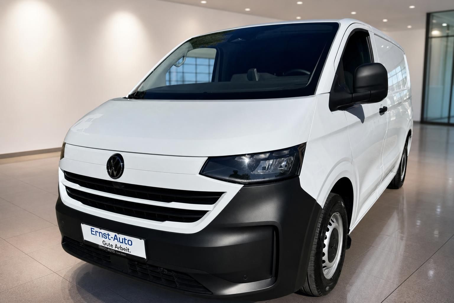 VW Transporter weiß Frontansicht mit Kennzeichenhalter