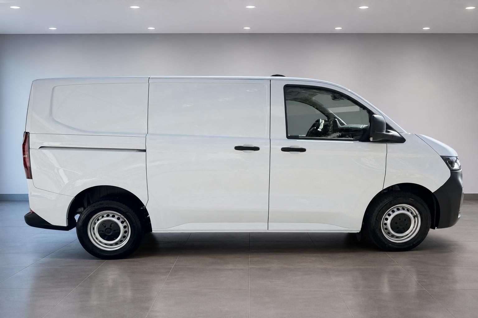 VW Transporter weiß Seitenansicht in der Ausstellung