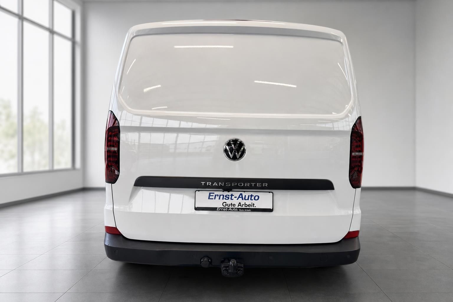 VW Transporter weiß Heckansicht mit Kennzeichenhalter