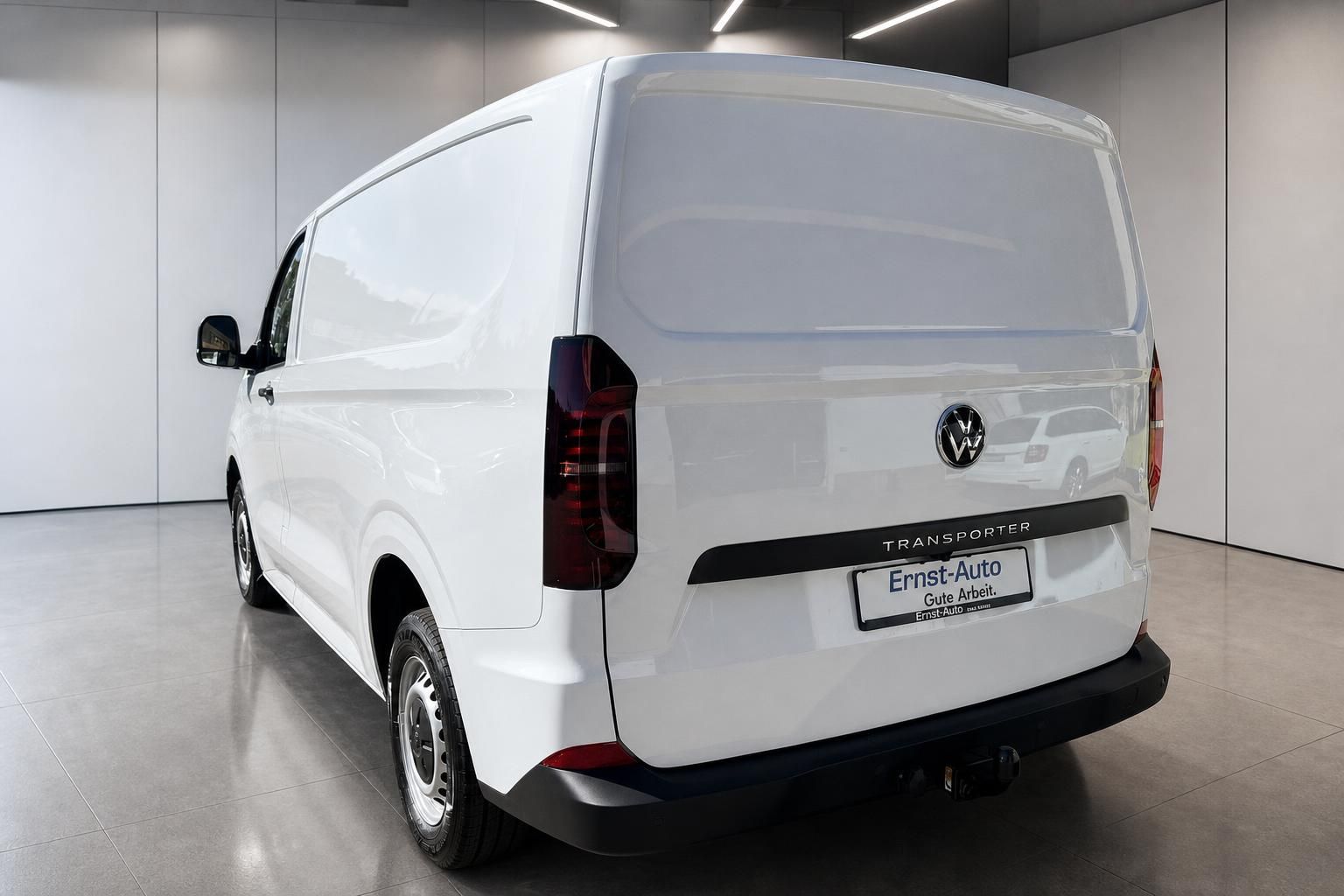 VW Transporter weiß Heckansicht mit Rücklichtern im Autohaus