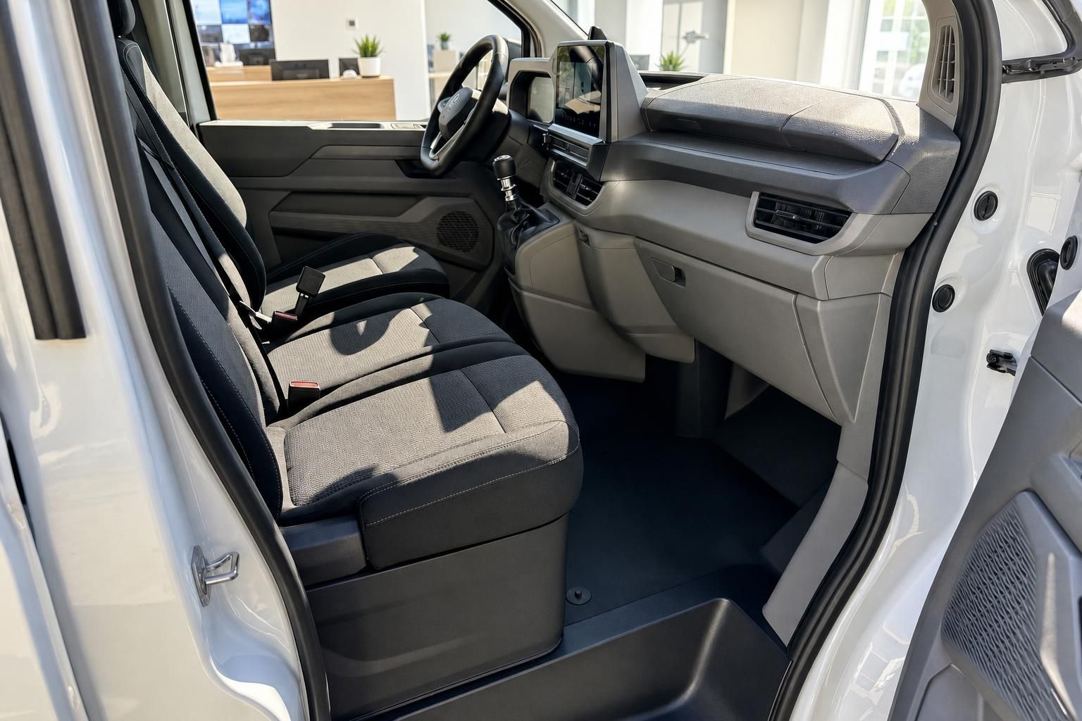 VW Transporter Innenraum mit Vordersitzen und Armaturenbrett